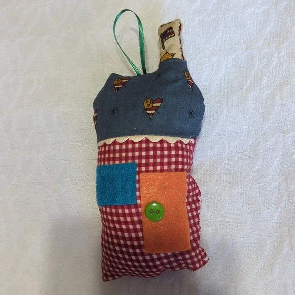 Hand Crafted House Ornament for a Christmas decoration - Picture 3 of 4